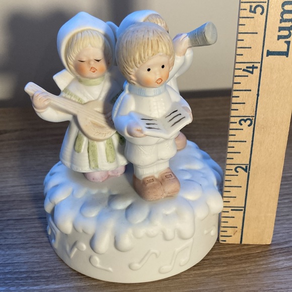 Christmas Carolers porcelain music box “joy to the world “ - Picture 14 of 14